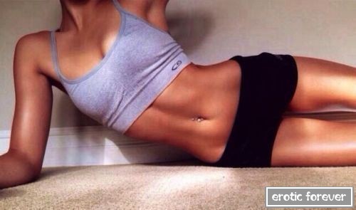 Сексуальные девушки в спортивных топах