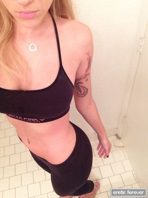 Сексуальные девушки в спортивных топах