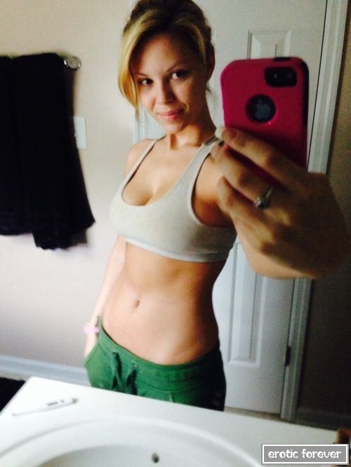 Сексуальные девушки в спортивных топах