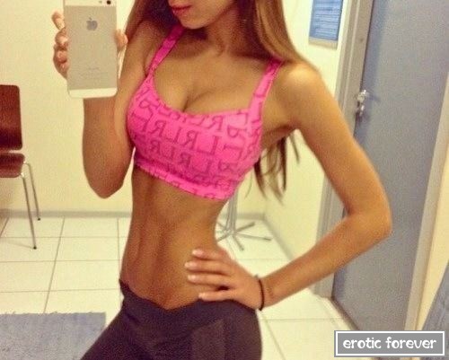 Сексуальные девушки в спортивных топах