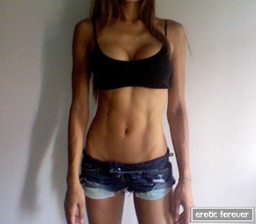 Сексуальные девушки в спортивных топах