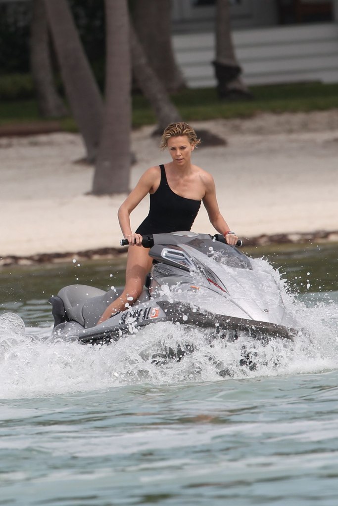 Шарлиз Терон на гидроцикле в Майами-Бич