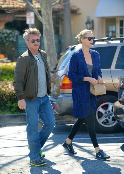 Шарлиз Терон со своей семьей в Малибу