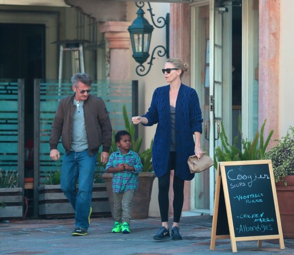 Шарлиз Терон со своей семьей в Малибу