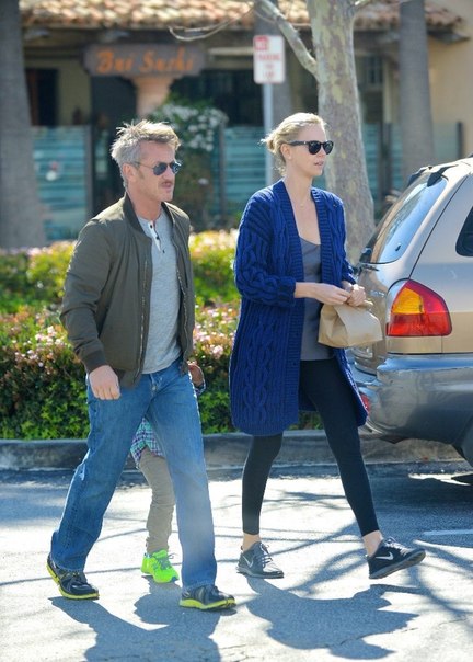 Шарлиз Терон со своей семьей в Малибу