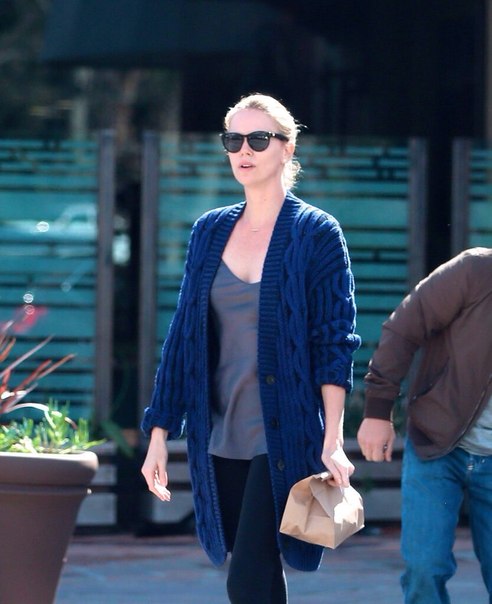 Шарлиз Терон со своей семьей в Малибу