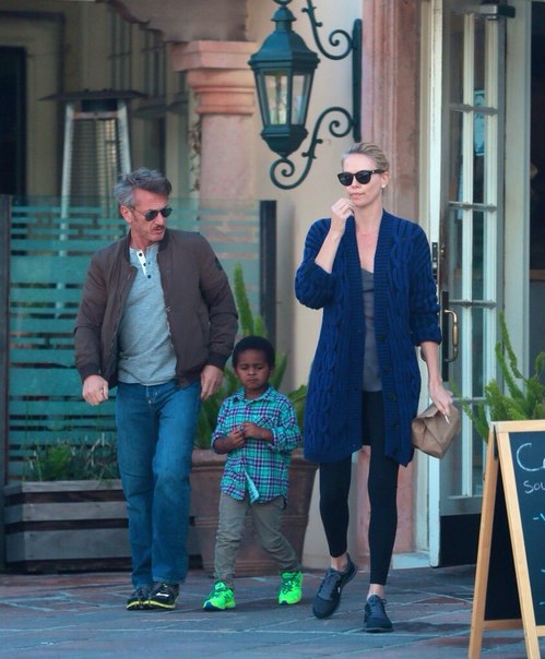 Шарлиз Терон со своей семьей в Малибу