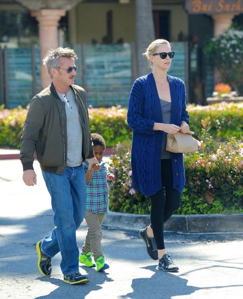 Шарлиз Терон со своей семьей в Малибу