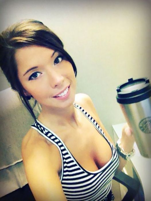 Симпатичные девушки фотографируют себя на рабочем месте. Часть 2