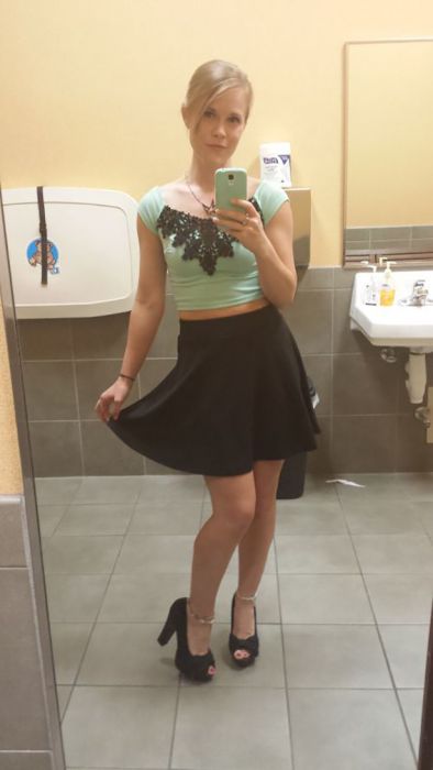 Симпатичные девушки фотографируют себя на рабочем месте. Часть 2