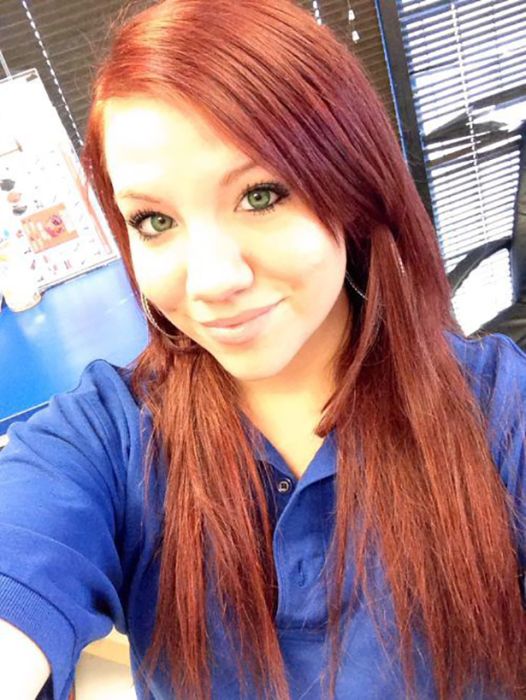 Симпатичные девушки фотографируют себя на рабочем месте. Часть 2