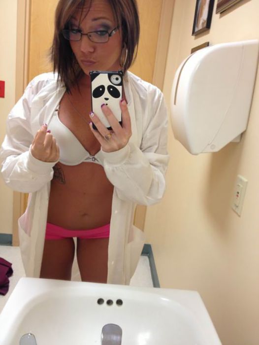 Симпатичные девушки фотографируют себя на рабочем месте. Часть 2