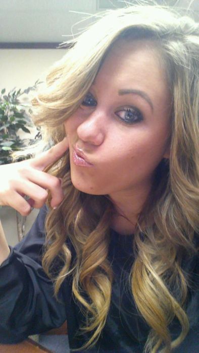 Симпатичные девушки фотографируют себя на рабочем месте. Часть 2