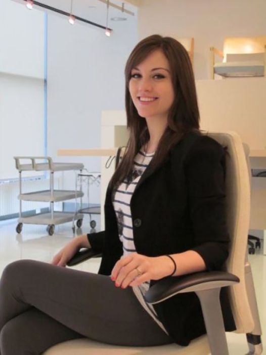 Симпатичные девушки фотографируют себя на рабочем месте. Часть 2