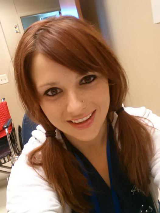 Симпатичные девушки фотографируют себя на рабочем месте. Часть 2