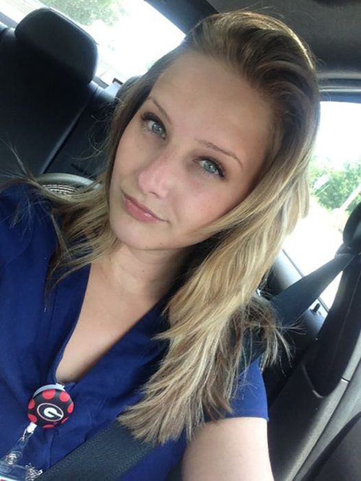 Симпатичные девушки фотографируют себя на рабочем месте. Часть 2