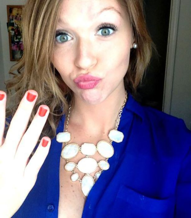 Симпатичные девушки фотографируют себя на рабочем месте. Часть 2