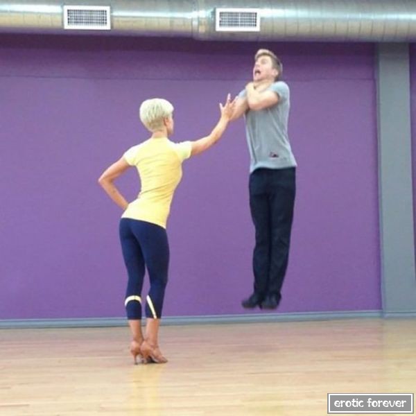 Стройные девушки в обтягивающих лосинах