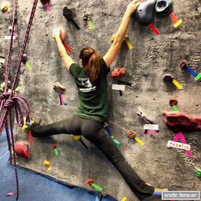 Стройные девушки в обтягивающих лосинах