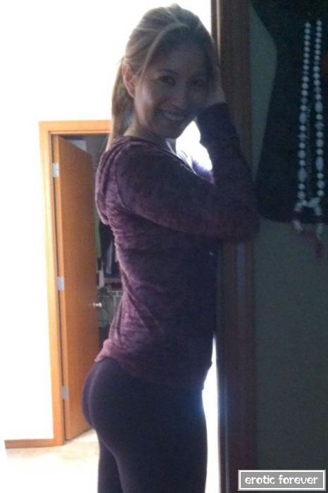 Стройные девушки в обтягивающих лосинах