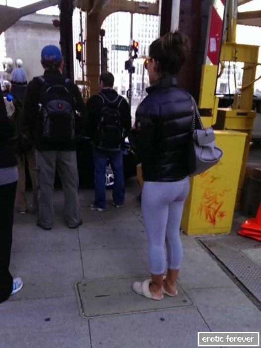 Стройные девушки в обтягивающих лосинах