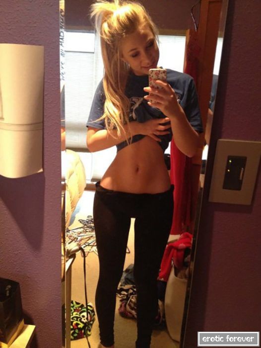 Стройные девушки в обтягивающих лосинах