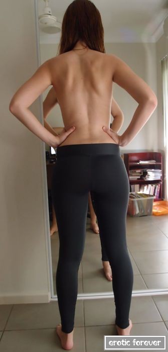 Стройные девушки в обтягивающих лосинах