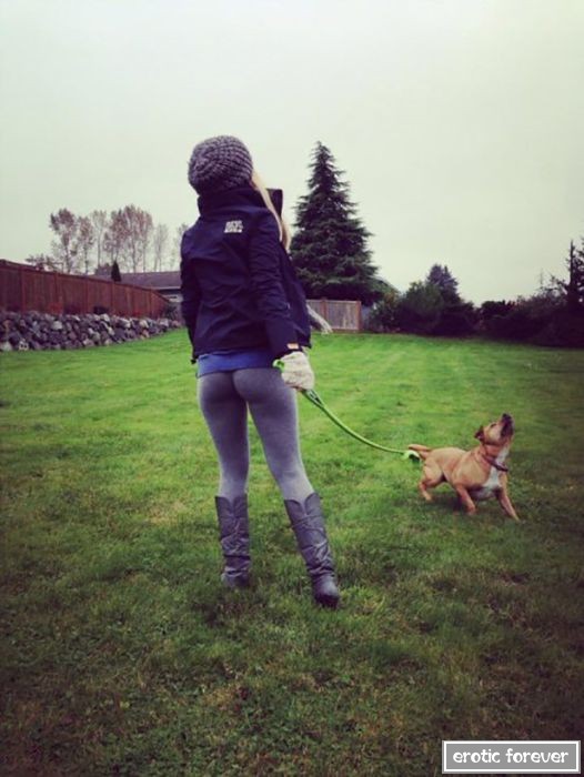 Стройные девушки в обтягивающих лосинах