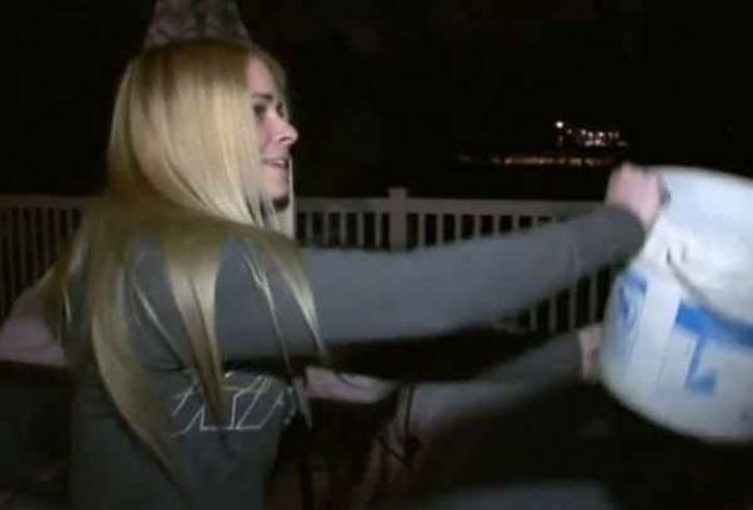 Блондинка провела эксперимент с кипятком на морозе