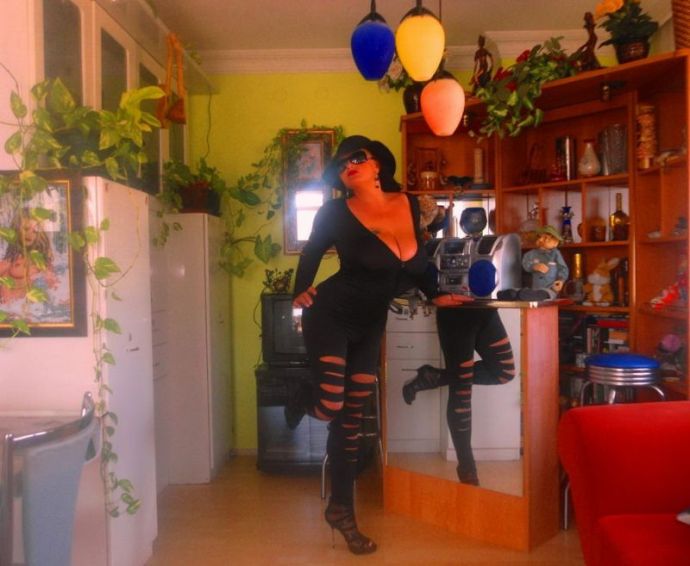 Девушка по имени Каролиночка Королева (эротика)