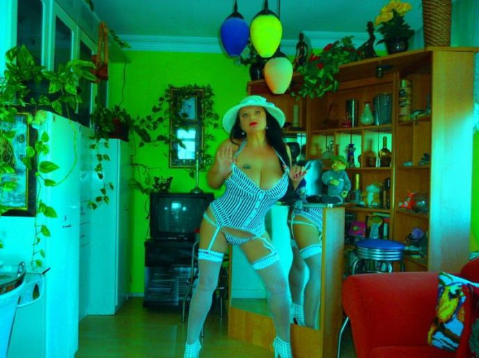 Девушка по имени Каролиночка Королева (эротика)