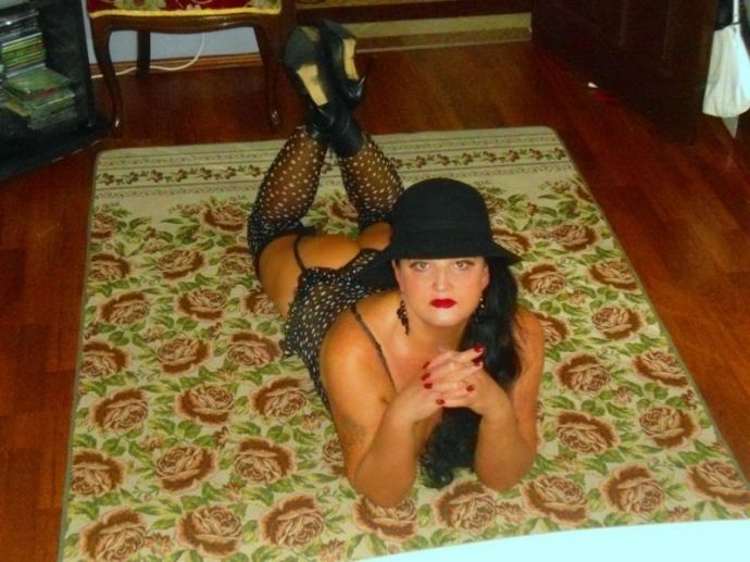 Девушка по имени Каролиночка Королева (эротика)