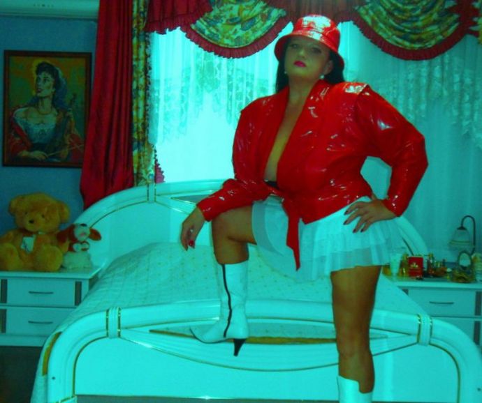 Девушка по имени Каролиночка Королева (эротика)