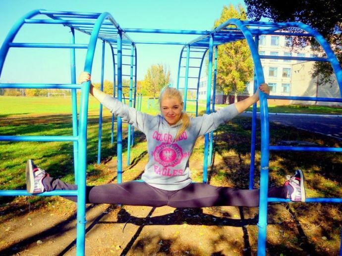 Девушки показывают растяжку