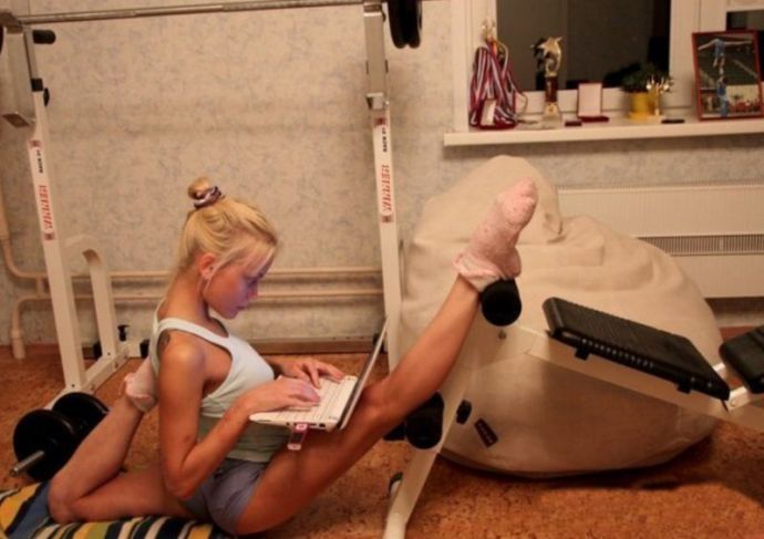 Девушки показывают растяжку