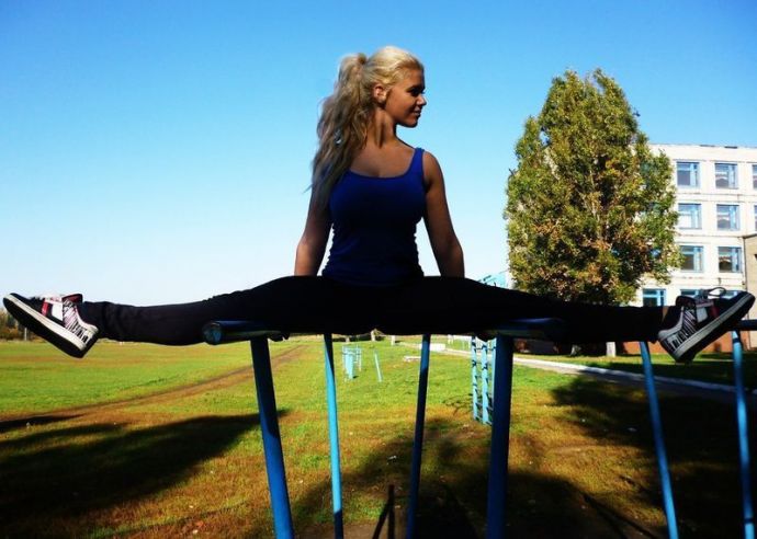 Девушки показывают растяжку