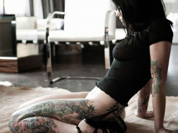 Девушки с татуировками (эротика)