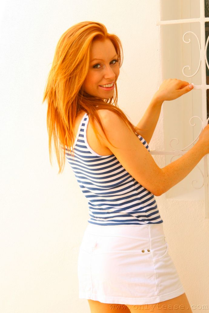 Эротические фото рыжей девушки в мини-юбке
