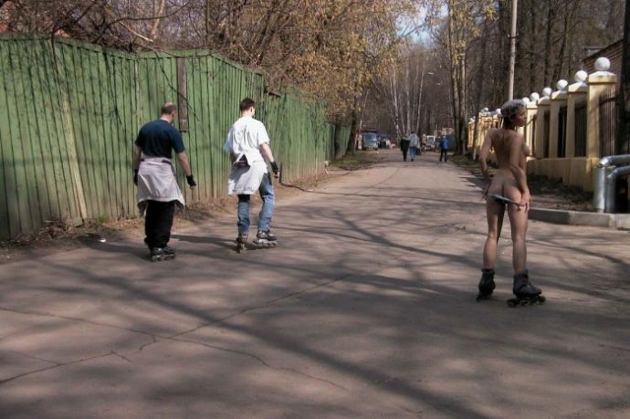 Голая девушка прокатилась на роликах по Москве (эротика)