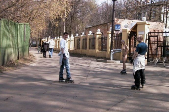 Голая девушка прокатилась на роликах по Москве (эротика)