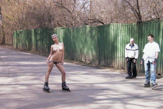 Голая девушка прокатилась на роликах по Москве (эротика)