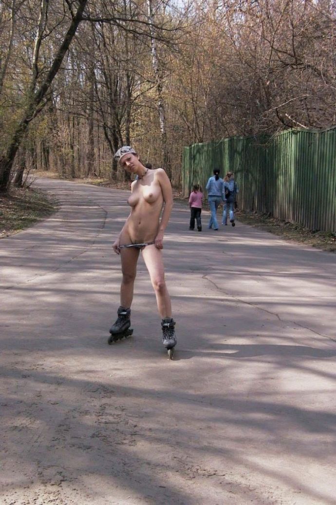 Голая девушка прокатилась на роликах по Москве (эротика)