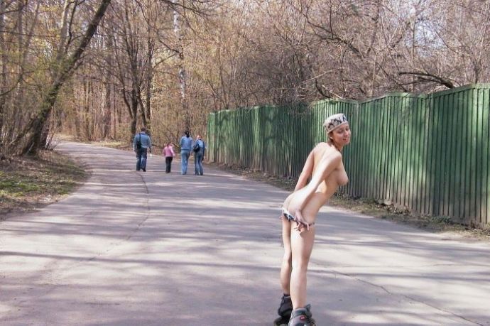 Голая девушка прокатилась на роликах по Москве (эротика)
