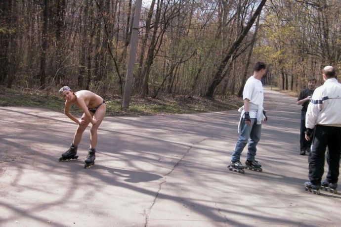 Голая девушка прокатилась на роликах по Москве (эротика)