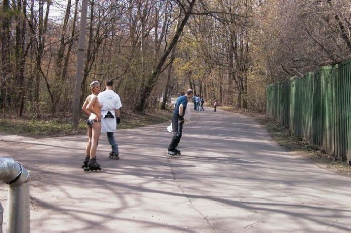 Голая девушка прокатилась на роликах по Москве (эротика)