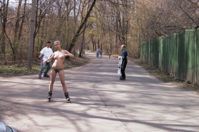 Голая девушка прокатилась на роликах по Москве (эротика)
