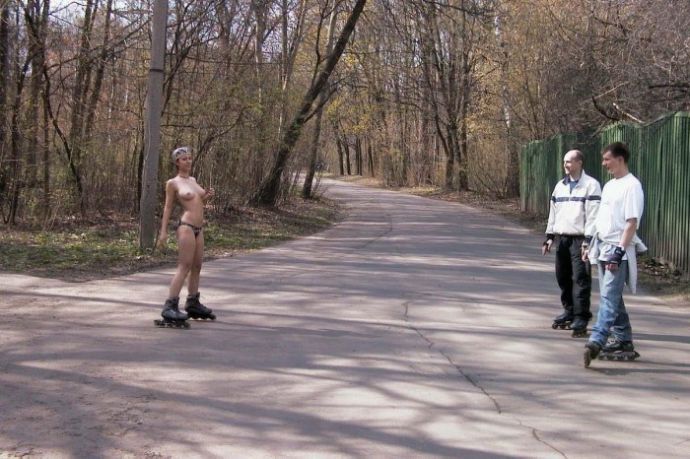 Голая девушка прокатилась на роликах по Москве (эротика)