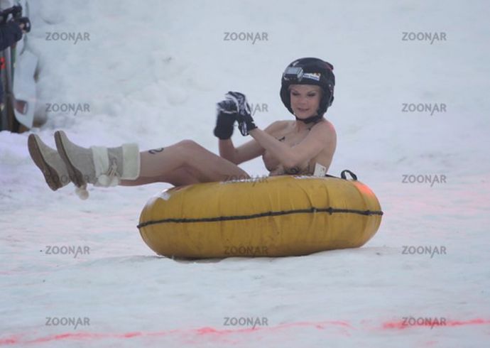 Голый заезд на санках в Германии (эротика)