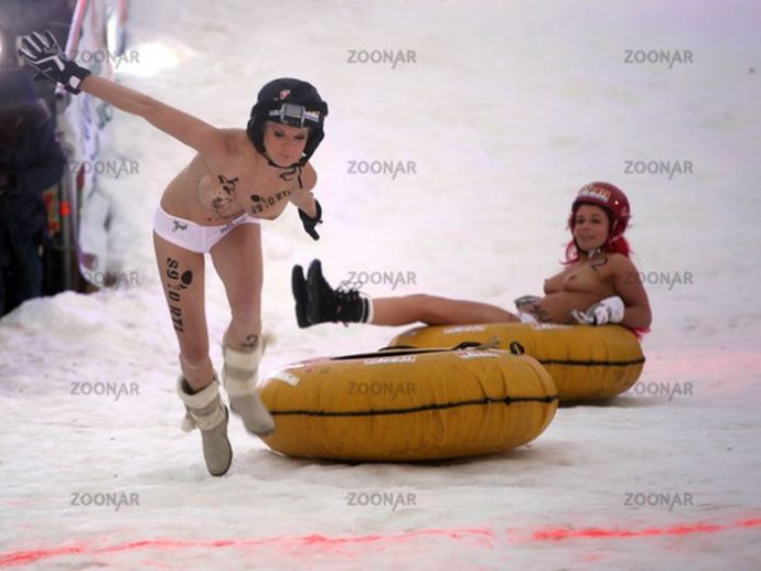 Голый заезд на санках в Германии (эротика)