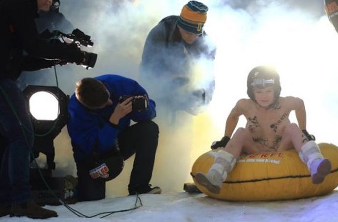 Голый заезд на санках в Германии (эротика)